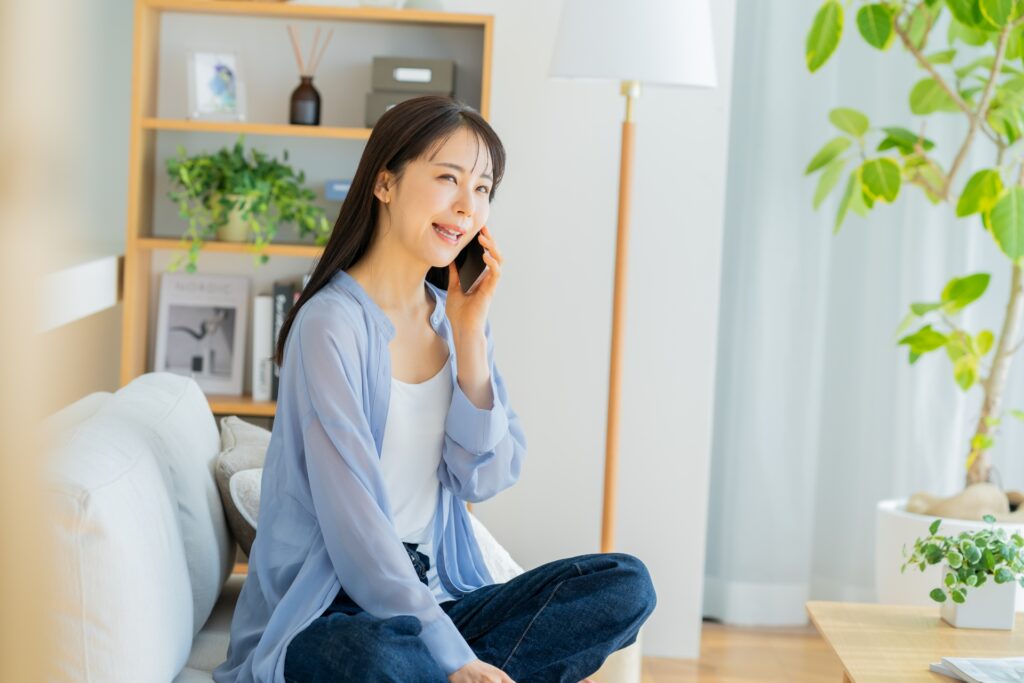 電話をする女性